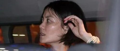 王菲的生活照流出，网友：这些年霆锋是咋过来的？