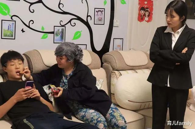 "新型啃老"正在蔓延，父母毫无察觉，反而以为子女很孝顺