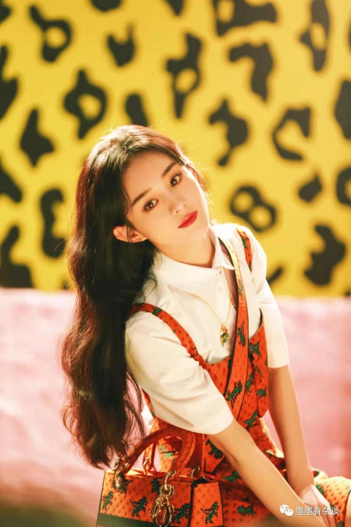 赵丽颖基因赢了！2岁儿子穿羽绒服探班，完美继承妈妈小圆脸超萌