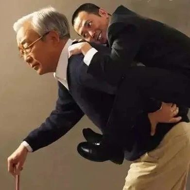 “新型啃老”正在蔓延，父母毫无察觉，反而以为子女很孝顺！