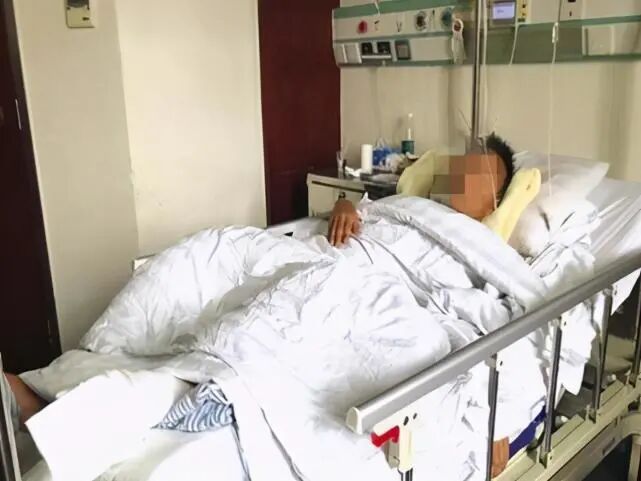 月薪3万，拼命的工作，最后男子查出肝癌后身体会出现这几种症状