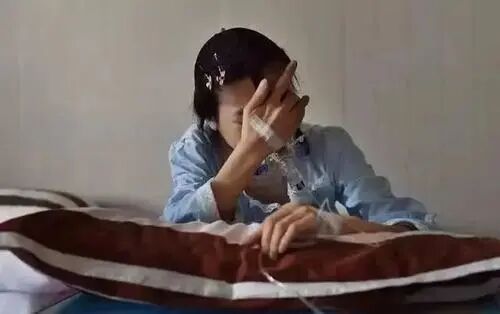 28岁少女因月经异常，医生诊断为癌症晚期，痛哭是她男友害的！