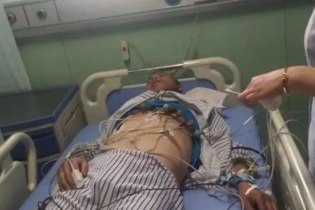 32岁男子突发脑梗猝死，医生提醒：这3种食物最堵血管，千万别吃