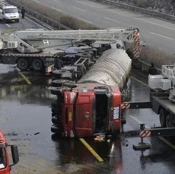 高速路上前车突然急刹车?不要慌，记住这三步就可以救命
