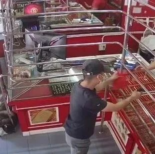 店内闯入歹徒，哈士奇却躺在一旁装死，网友：二哈生存技能满分！