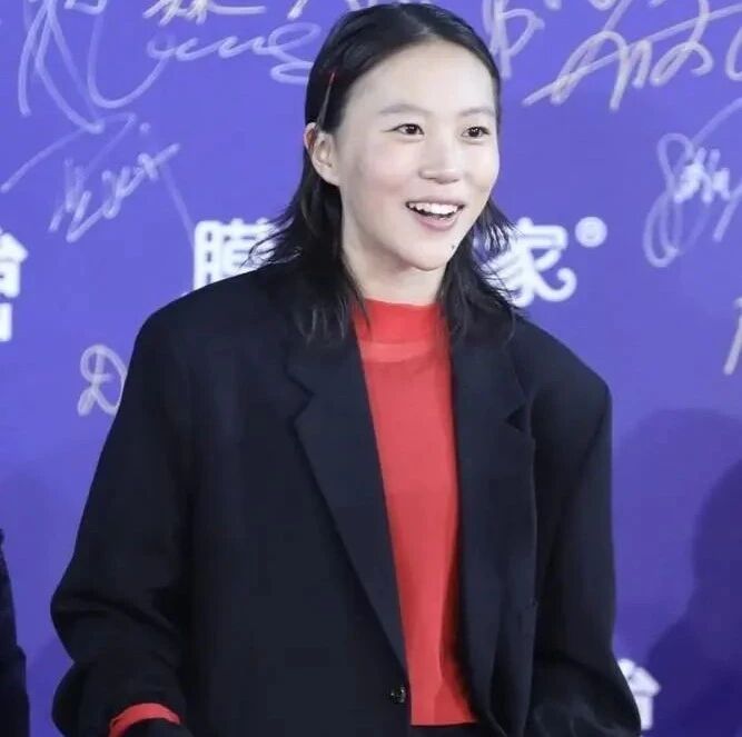 窦靖童终于认真打扮了，宽松西装配红色内搭，伪素颜比王菲更酷