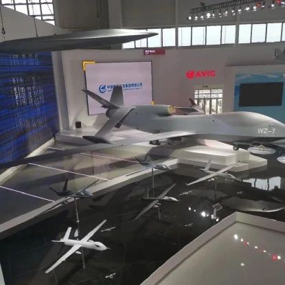 中航工业方面透露，“无侦7无人机还创造了一项世界第一”，但具体情况要等到航展正式开幕时才对外发布。老司机就大胆猜了猜。