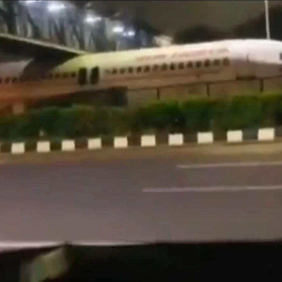 视频中，印度这架飞机的前半部分通过了天桥，后半部分则被卡住。