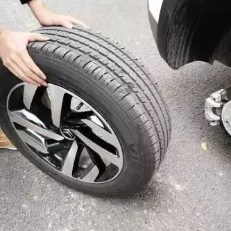 新轮胎该装前轮还是后轮？错了会缩短轮胎寿命