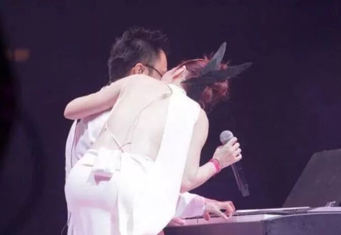 与王菲争歌后，与活佛生子，骂内地人没品，现穷困潦倒被酒店赶走