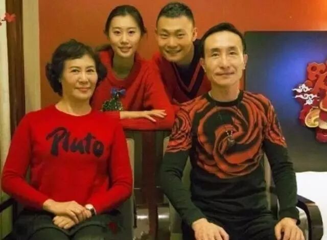 他是赵丽蓉干儿子，曾17次登上央视春晚，和妻子结婚36年恩爱如初