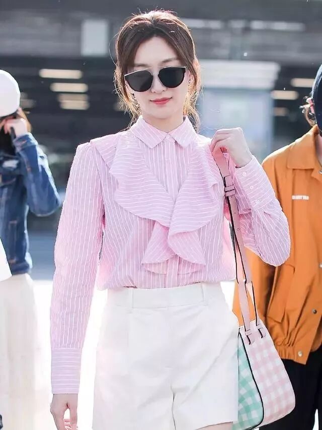 江疏影终于穿对了,一条短裤两种搭配,31岁嫩成21岁了