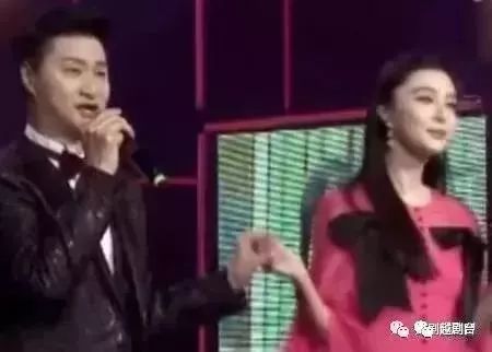 范冰冰跟爸爸同台演唱,60岁的爸爸看着却像哥哥一样!