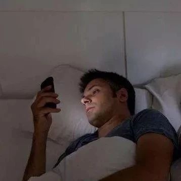 长期在睡前玩手机的人，用不了多久，这3个“痛苦”或许会落你身上