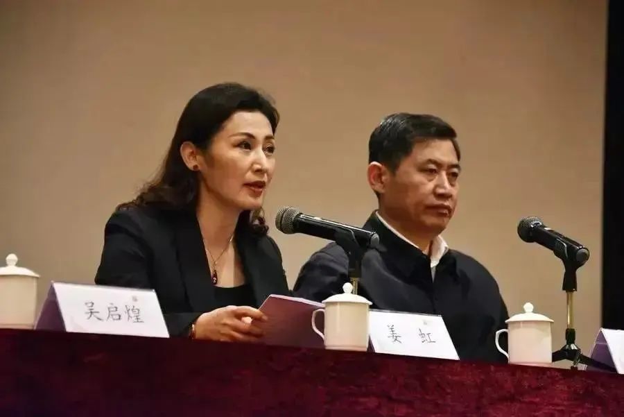 （一）群处守嘴，不惹祸；乱处守心，不出错；闲话少说，事情多做；抬起头做人，俯下身做事；有些人不必等，有些事不必争，是你的走不了，不是你的等不来；做好自己的事，干好自己的活；修好自己的心，立好自己的德。