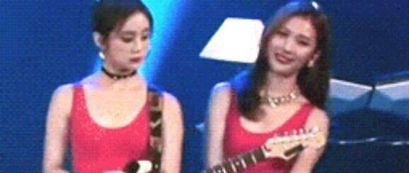 正经人来猜猜这女歌手怎么了？