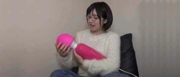 日本女生抱着的是什么东西？