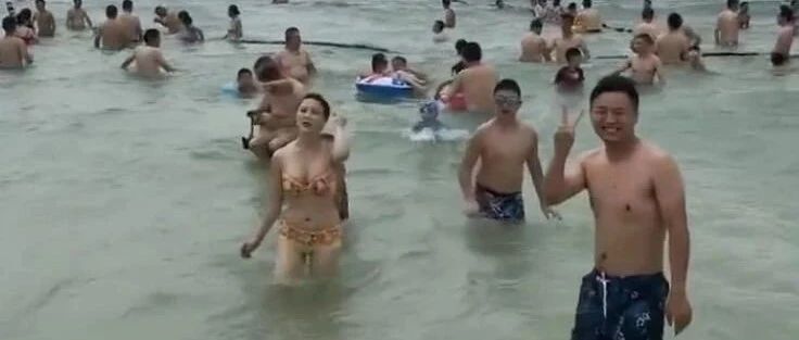 遇见美女，男人之间应有的拍照默契