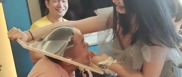 文明点！无毛之女，只是个接亲小游戏，他却使出了吃奶的劲