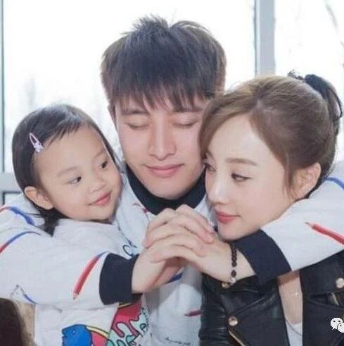 偷偷复婚？轮流陪女儿打羽毛球，贾乃亮李小璐成教科书式“夫妻”！