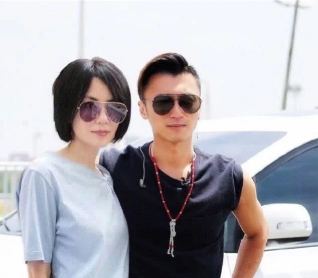 谢婷婷和锋菲分开滑雪,小玩几日后回家带娃,晒女儿新年礼物超开心