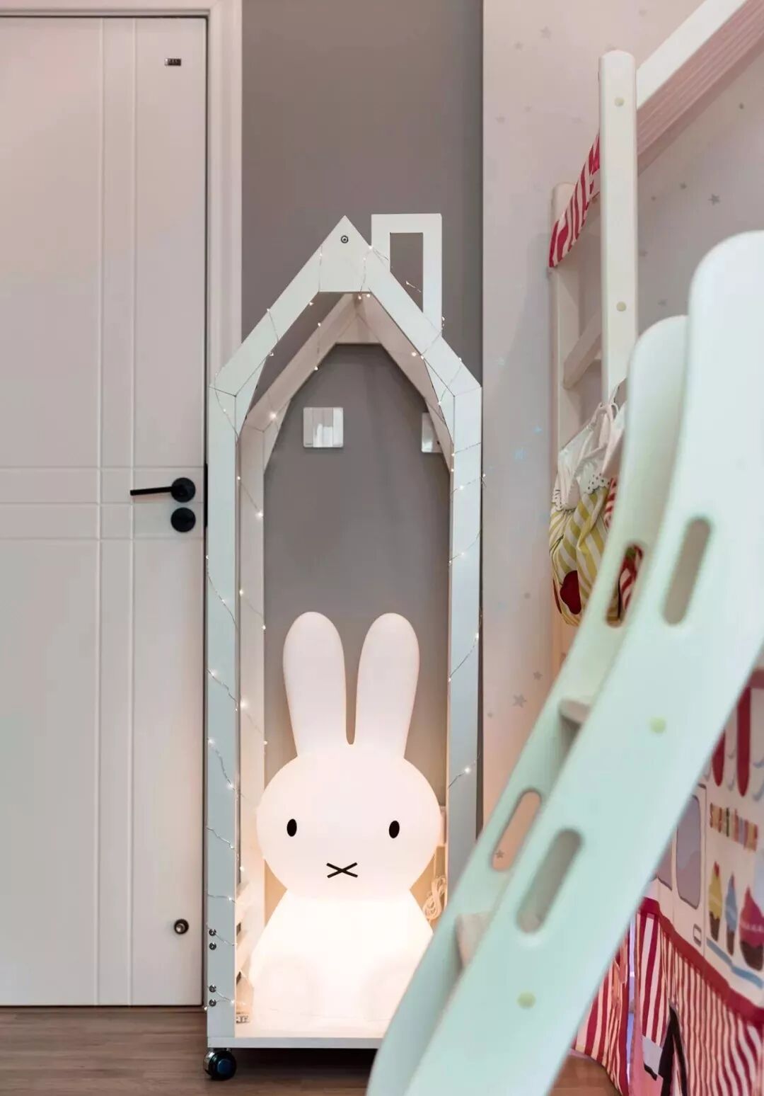 102平的现代简约三居室