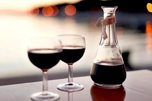 葡萄酒像人一样也是有生命的，过期的葡萄酒还能喝吗