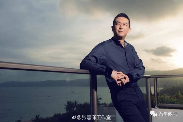 原创身价上百亿,却偏爱和张嘉译演戏,导演都笑他:演出费还不够加油