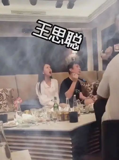 王思聪变成熟专一了?KTV内吞云吐雾 身边只有一个妹子陪同