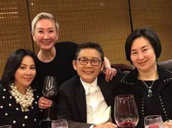 千亿父亲两次破坏她感情，今她年过50没结婚，跟女闺蜜同居九年
