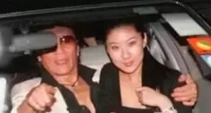 霆锋82岁老爸和33岁女友分手，与71岁前妻再续前缘