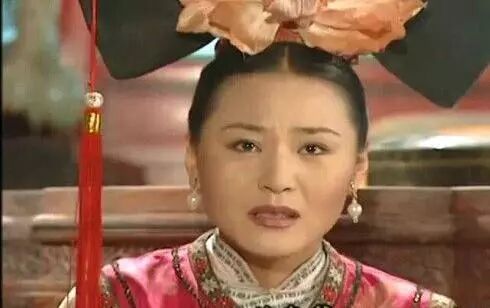 她曾是《还珠格格》中的彩霞，如今却成女老板，事业爱情双丰收