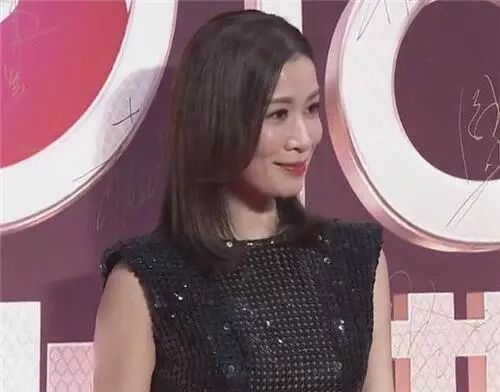 佘诗曼穿了一身亮片走红毯,转身之后惊艳全场