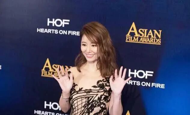 林心如当妈后彻底放开了，穿半透视肉色连体裤，若隐若现好撩人