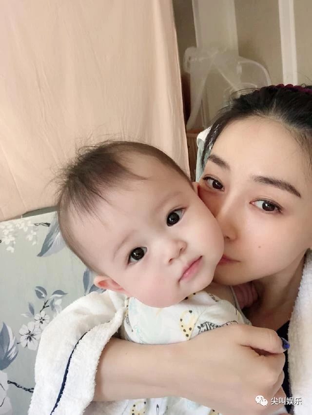 樊少皇娇妻晒女儿萌照,自嘲人气不如小饭兜,要改名“饭兜妈”?