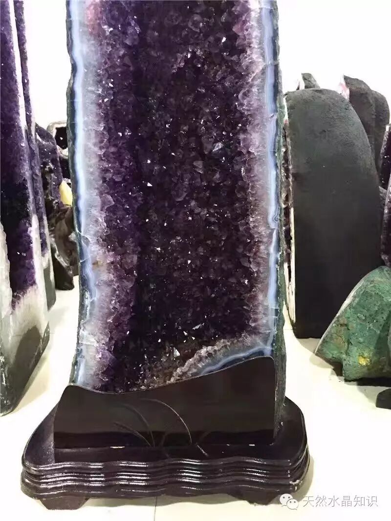 为什么你经常听到玛瑙边水晶洞？玛瑙边是怎么形成的？