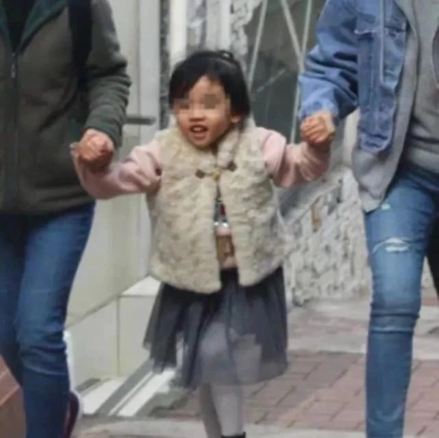 刘恺威返港陪小糯米过年,4岁女儿活泼可爱小长腿随杨幂!