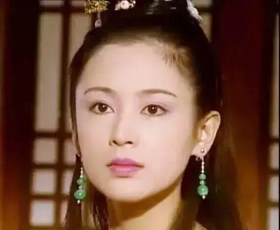 陈凯歌带着陈红去澳大利亚旅游，在商场挑选衣服时，服务员：你老婆真漂亮