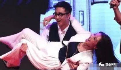 把刘涛抱在怀里，有谁注意到他手上小动作，人品如何一目了然