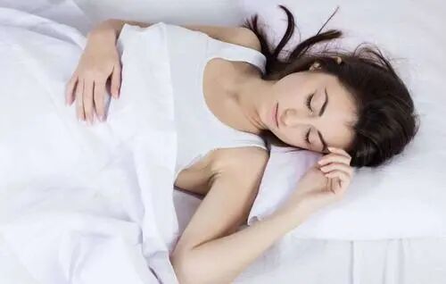 入睡前五个坏习惯让人一夜衰老，第一个就非常致命！