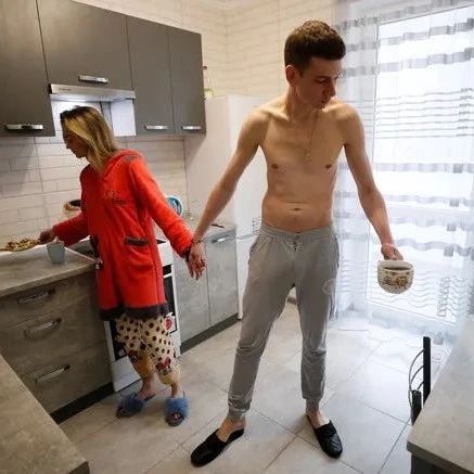 乌克兰情侣拷在一起吃喝拉撒123天后，意料之中分手了....