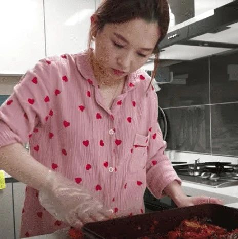 韩国彻底和泡菜杠上，韩教授登泡菜广告，韩网红两面三刀被网友痛骂...