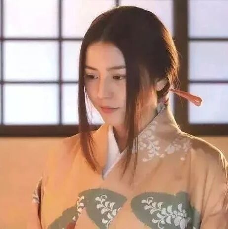 她13岁穿泳装出道，为证明自己跳恒河、剃光头，终于打破“花瓶”人设！