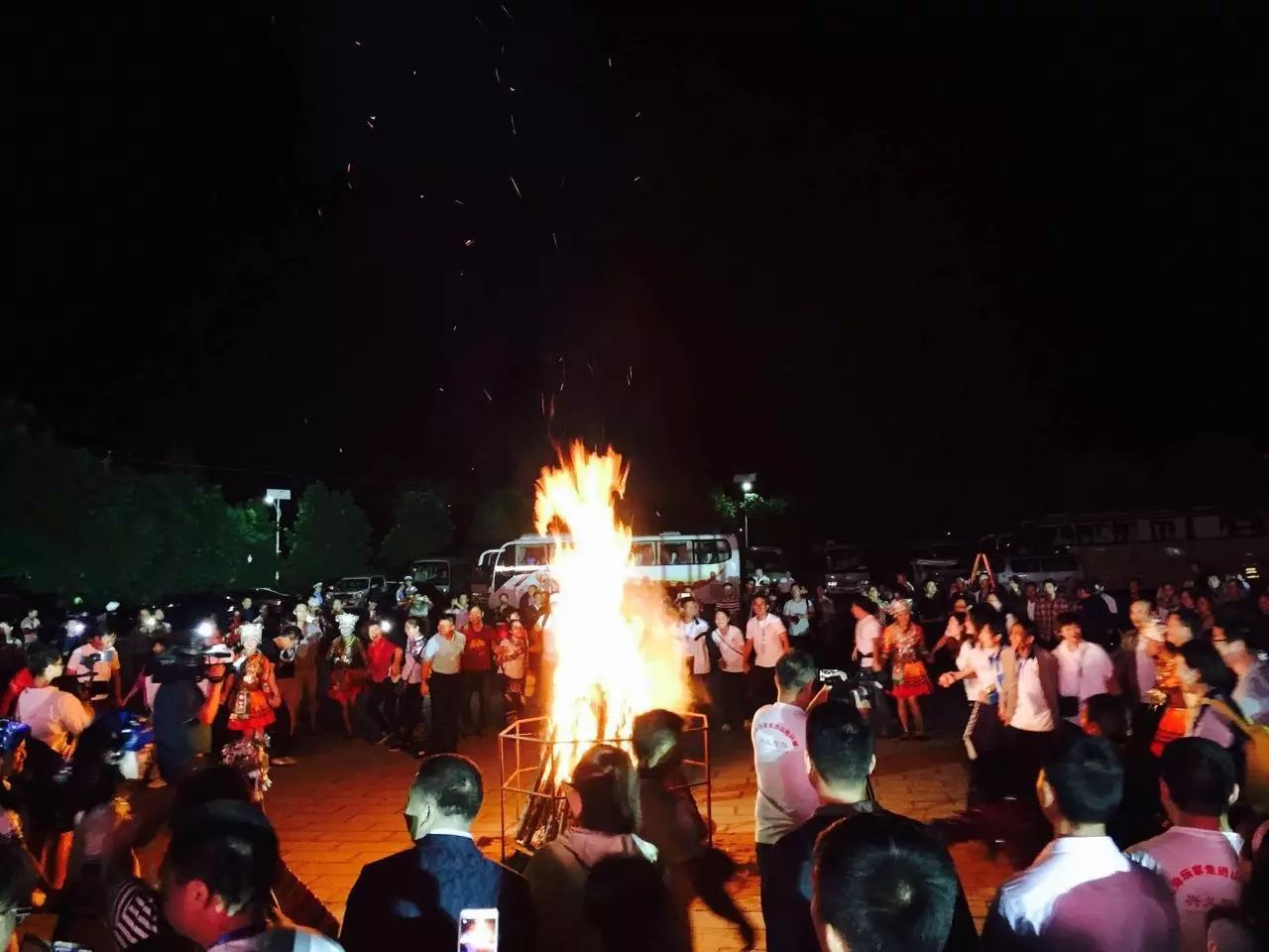 新疆人文地理丨巴州和静县21届东归那达慕大会举行篝火晚会