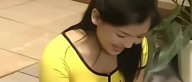 刘涛22岁拍戏旧照曝光，穿露脐短袖搭配阔腿裤，素颜朝天依然迷人