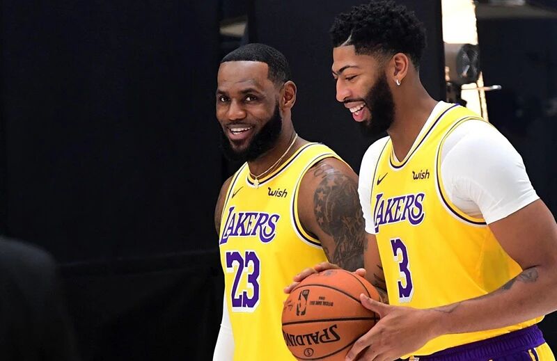 詹姆斯爆笑承认：自己打球爱偷懒，快攻改为长传，只打半场比赛