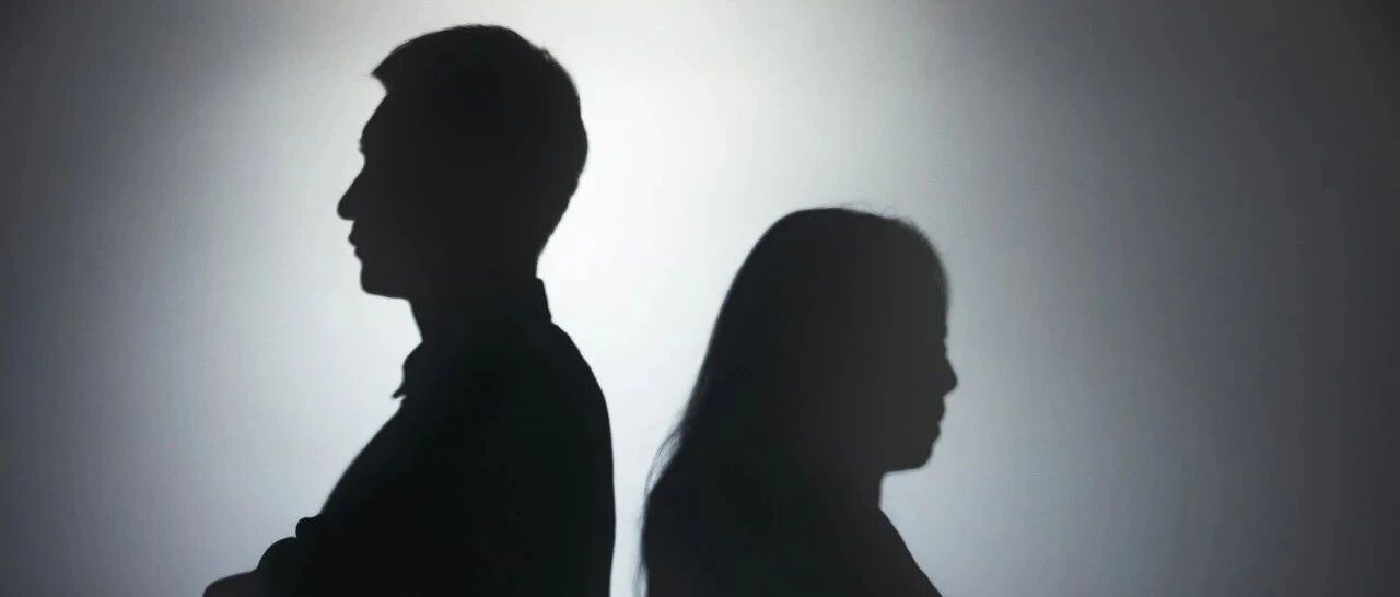 10岁女孩上课时衣服在渗血：有些人，真的不配当父母！