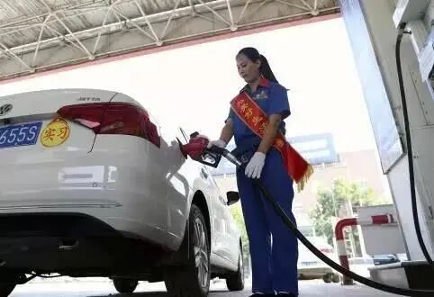 加油站收费员月薪2千，为啥80、90后抢着干？员工：给2万工资也不换