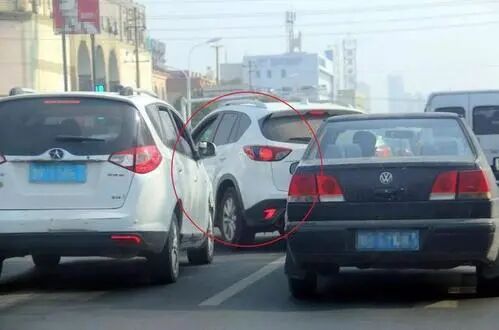 “转向灯”新规已上线，违者将罚款300元，多地已开始实施!