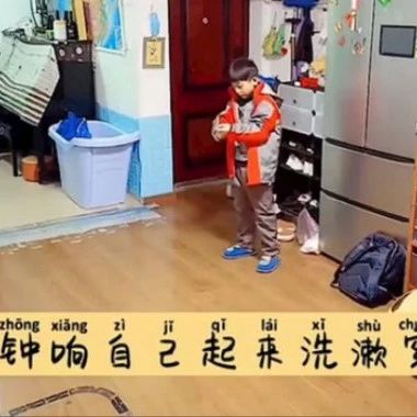 一位男孩的清晨日常，刺痛无数家庭，别再做“有毒”的父母！